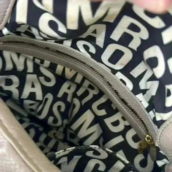 Marc by Marc Jacob’s medium size tan/beige crossbody - Picture 6 of 11